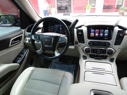 Used 2019 GMC Yukon Denali w/ Denali Ultimate Package AWD/4WD image 8