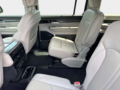 Used 2023 Jeep Wagoneer Series II w/ Convenience Group I AWD/4WD image 15