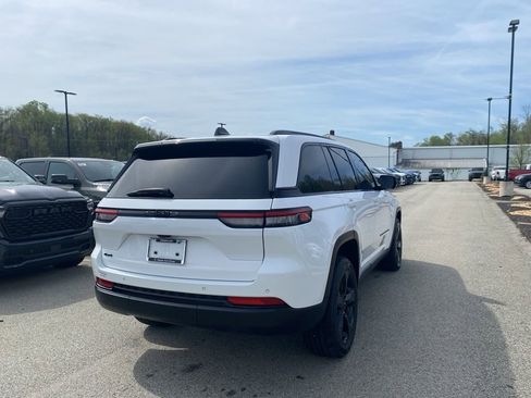 Used 2023 Jeep Grand Cherokee Altitude AWD/4WD image 2