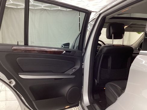 Used 2011 Mercedes-Benz GL 550 4MATIC image 27