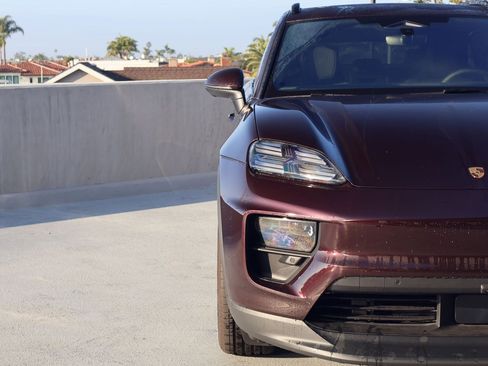 New 2025 Porsche Macan 4 Electric image 12