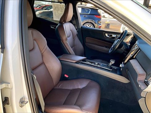 Used 2021 Volvo XC60 T5 Momentum image 8
