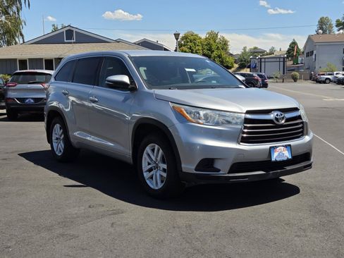 Used 2016 Toyota Highlander LE AWD/4WD image 3
