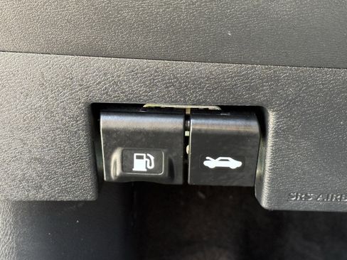 Used 2025 Nissan Versa SV FWD image 26