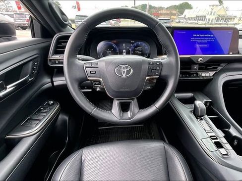 Used 2023 Toyota Crown Limited image 8