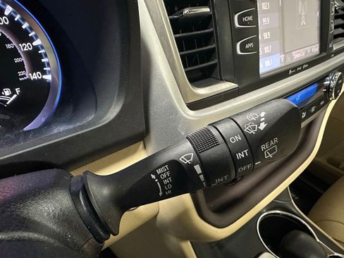 Used 2019 Toyota Highlander XLE AWD/4WD image 22