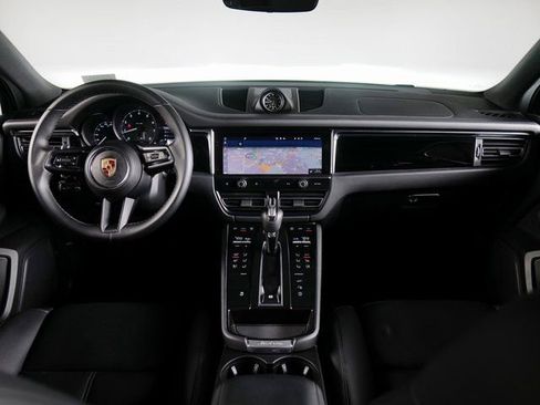 Certified 2023 Porsche Macan image 12