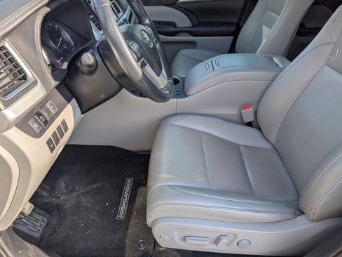 Used 2019 Toyota Highlander XLE image 6