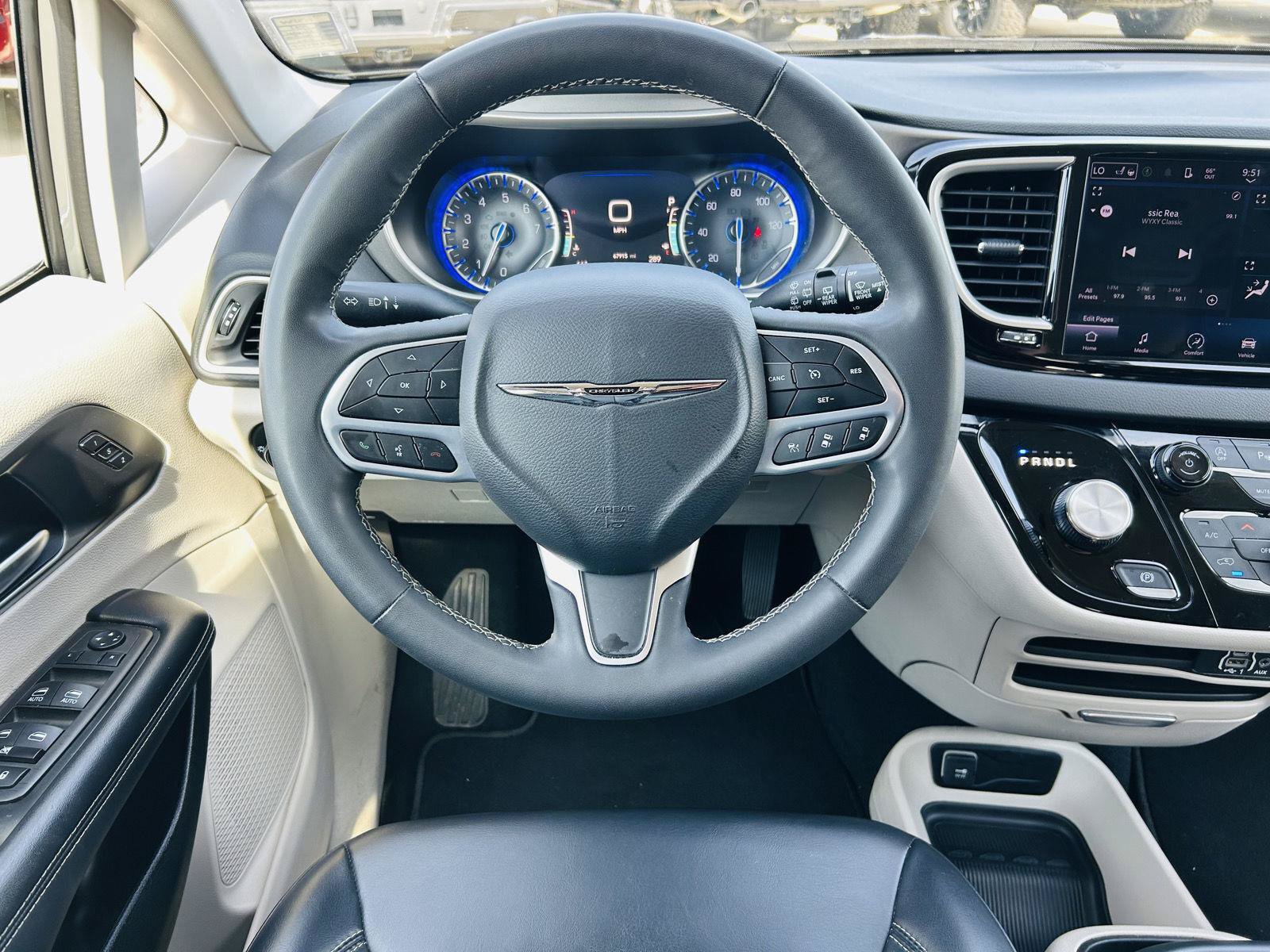 Used 2023 Chrysler Pacifica Touring-L FWD image 14