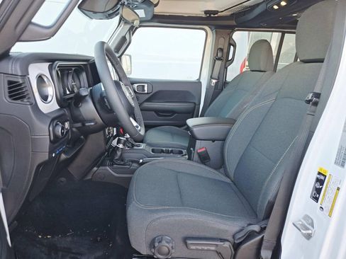 Used 2025 Jeep Wrangler Unlimited Sahara image 11