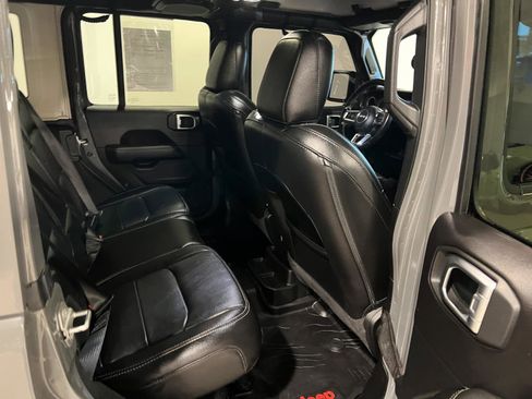 Used 2020 Jeep Wrangler Unlimited Sahara image 32