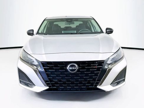 Used 2023 Nissan Altima 2.5 SR w/ SR Premium Package FWD image 6