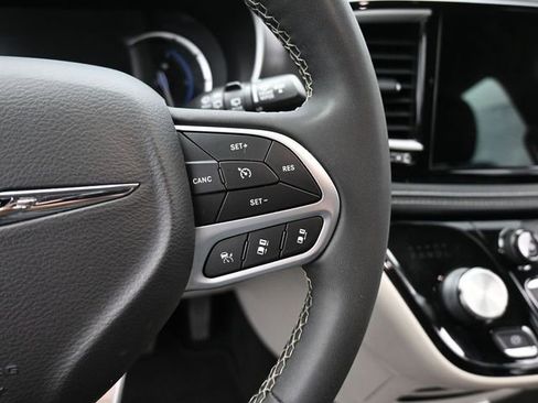 Used 2022 Chrysler Pacifica Touring-L image 32