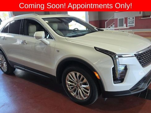 Used 2024 Cadillac XT4 Luxury w/ Cold Weather Package FWD image 1