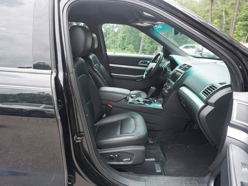 Used 2016 Ford Explorer XLT w/ Equipment Group 202A AWD/4WD image 16