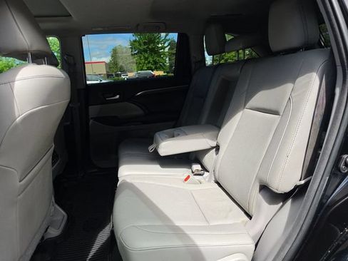 Used 2018 Toyota Highlander Limited FWD image 10