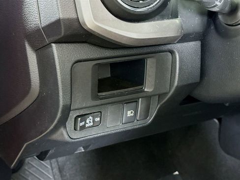 Certified 2018 Toyota Tacoma SR5 AWD/4WD image 18