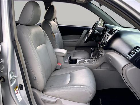 Used 2013 Toyota Highlander Plus FWD image 8