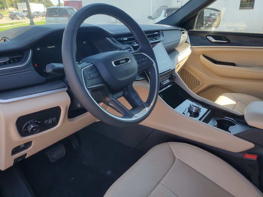 Used 2025 Jeep Grand Cherokee Limited w/ Luxury Tech Group II AWD/4WD image 8