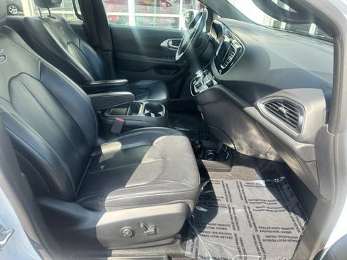 Used 2018 Chrysler Pacifica Touring-L w/ Advanced Safetytec Group FWD image 8