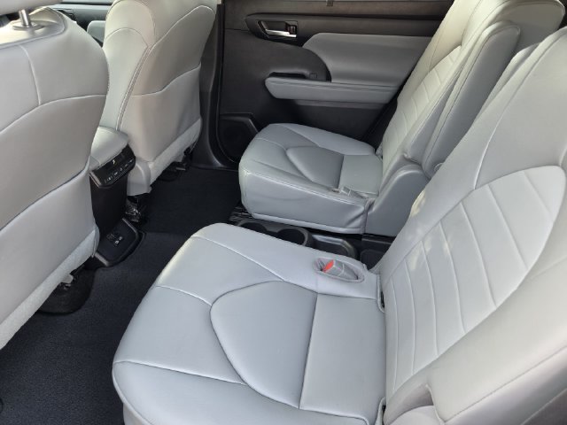 Used 2023 Toyota Highlander XLE FWD image 24