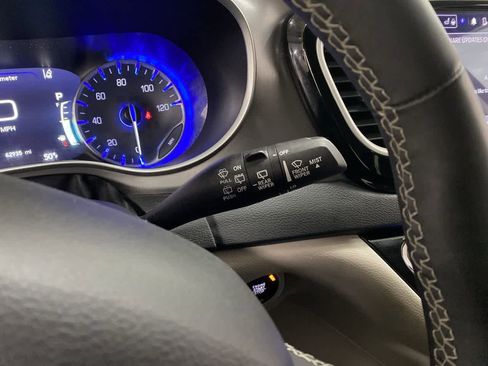 Used 2023 Chrysler Pacifica Touring-L image 22