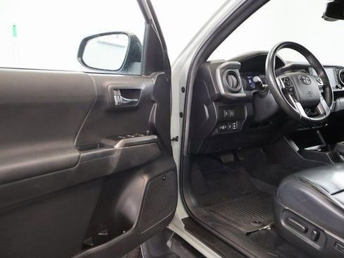 Used 2022 Toyota Tacoma TRD Sport w/ TRD Premium Sport Package AWD/4WD image 8