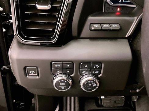 Used 2025 GMC Sierra 2500 AT4X AWD/4WD image 42