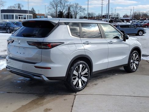 New 2026 Mitsubishi Outlander SE image 14