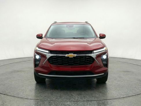 Used 2025 Chevrolet Trax LT image 2
