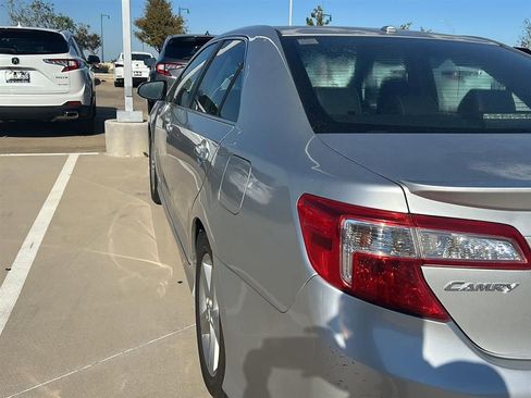 Used 2012 Toyota Camry L image 4