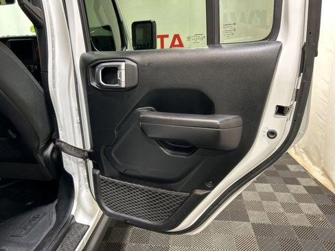 Used 2021 Jeep Gladiator Rubicon image 12