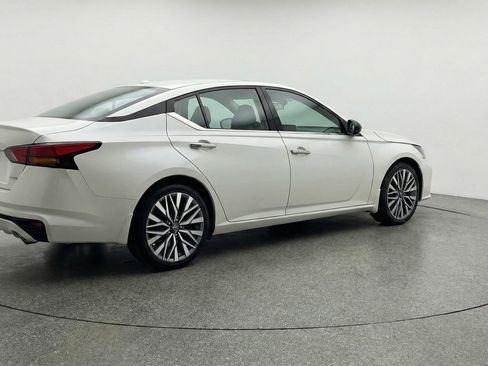 Used 2025 Nissan Altima 2.5 SV FWD image 9