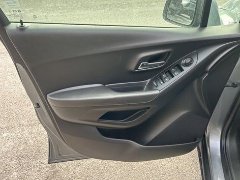 Used 2019 Chevrolet Trax LT w/ LT Convenience Package image 19