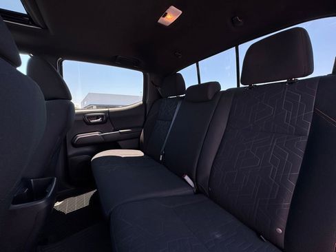 Used 2017 Toyota Tacoma TRD Off-Road AWD/4WD image 18