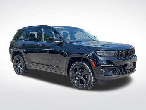 Used 2023 Jeep Grand Cherokee Limited w/ Black Appearance Package AWD/4WD image 9