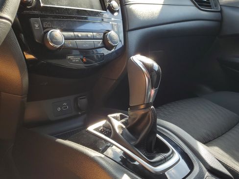 Used 2019 Nissan Rogue SV image 28