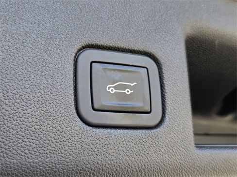 Used 2018 Chevrolet Equinox Premier image 19