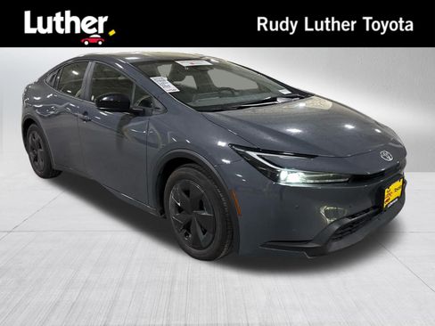 Used 2025 Toyota Prius LE FWD image 1