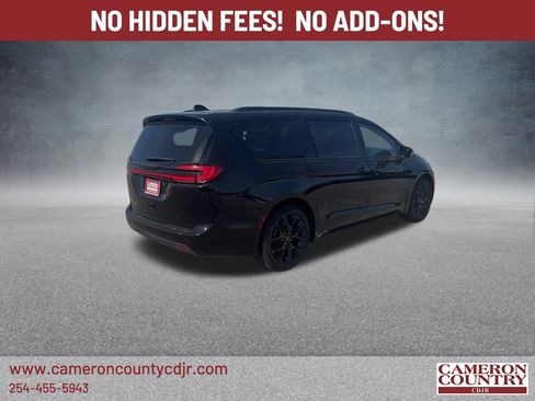 New 2026 Chrysler Pacifica Select w/ S Appearance Package FWD image 3