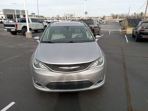Used 2019 Chrysler Pacifica Limited image 2