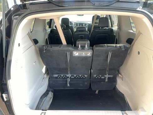 Used 2019 Chrysler Pacifica Touring-L FWD image 9