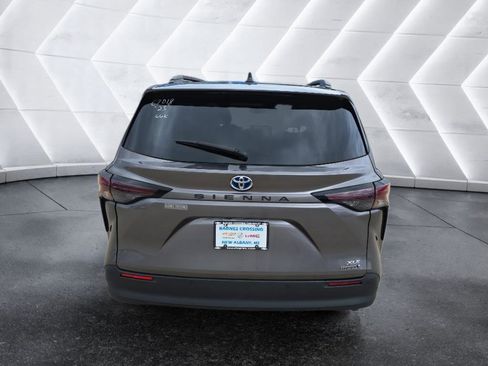 Used 2023 Toyota Sienna XLE image 6