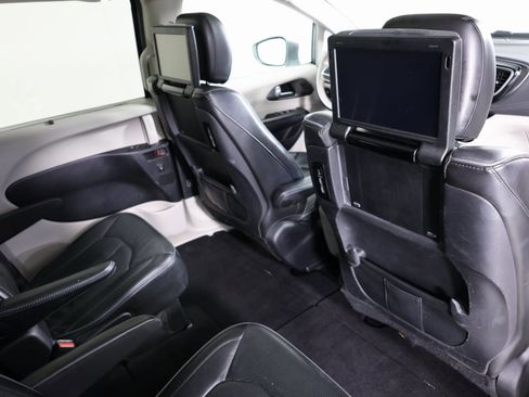 Used 2019 Chrysler Pacifica Limited image 43