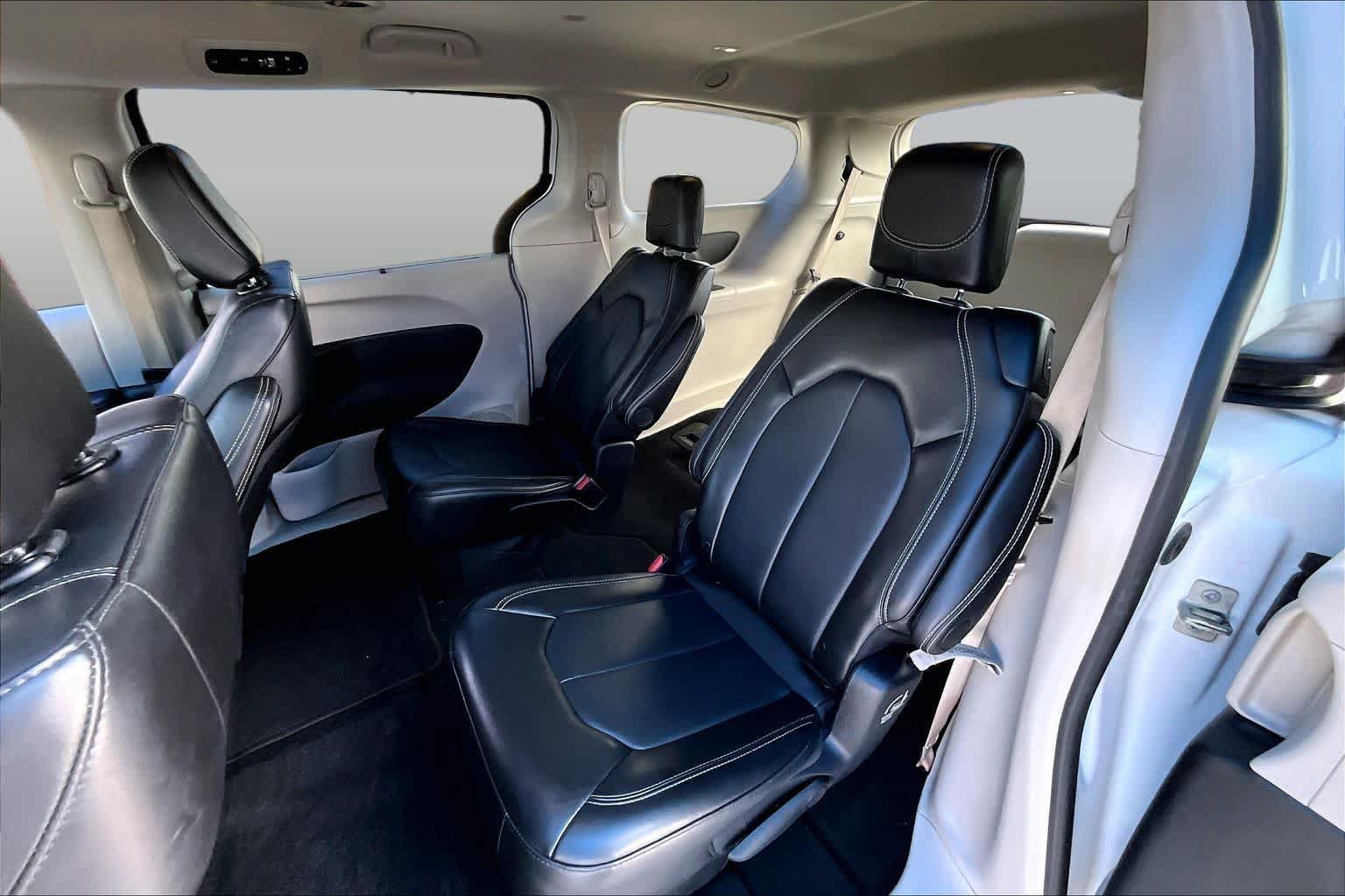 Used 2024 Chrysler Pacifica Touring-L FWD image 20
