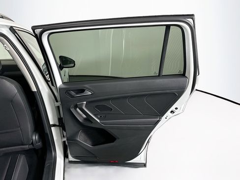 Used 2024 Volkswagen Tiguan SE image 30