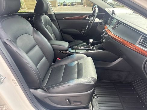 Used 2017 Kia Cadenza Premium w/ Luxury Package FWD image 18