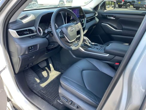 Used 2023 Toyota Highlander XLE AWD/4WD image 12