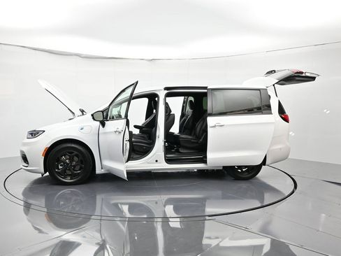 Used 2024 Chrysler Pacifica Select image 48