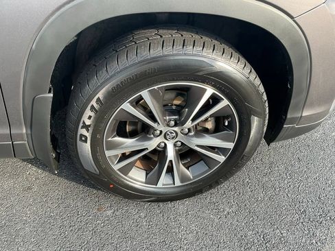 Used 2019 Toyota Highlander LE AWD/4WD image 6